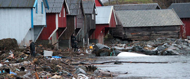 SKODJE 20111226.Fjæresteinene i Sjøholt er overstrødd med vrakgods 2. juledag, dagen etter at stormen Dagmar herjet langs kysten.Foto: Robert Kleiven / Scanpix
